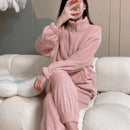 Pijama Feminino De Pelúcia PlushDreams - Conjunto Com Calça e Moletom em Pelúcia Plush De Algodão | Quentinho, Macio e Super Confortável