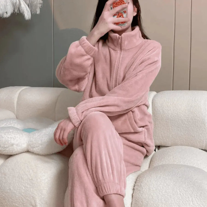Pijama Feminino De Pelúcia PlushDreams - Conjunto Com Calça e Moletom em Pelúcia Plush De Algodão | Quentinho, Macio e Super Confortável