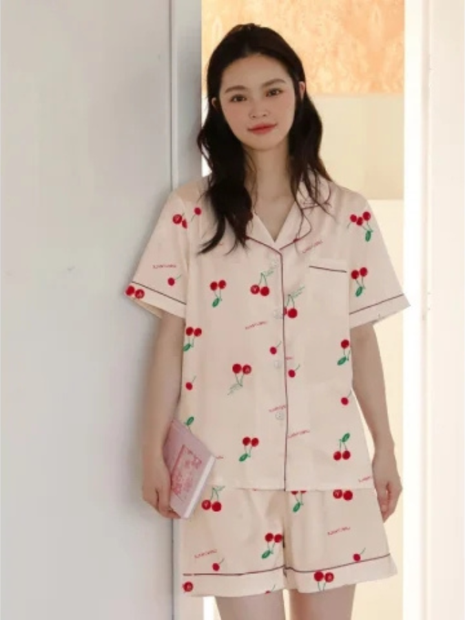 Pijama Feminino Dazzling Nights - Conjunto Shorts e Camisa Manga Curta em Seda Gelo | Toque de Seda Super Confortável