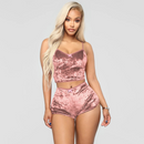 Pijama Feminino HugFluffy - Conjunto Shorts e Cropped Peluciado | Macio, Leve e Super Confortável