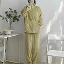 Pijama Feminino De Pelúcia PlushDreams - Conjunto Com Calça e Moletom em Pelúcia Plush De Algodão | Quentinho, Macio e Super Confortável