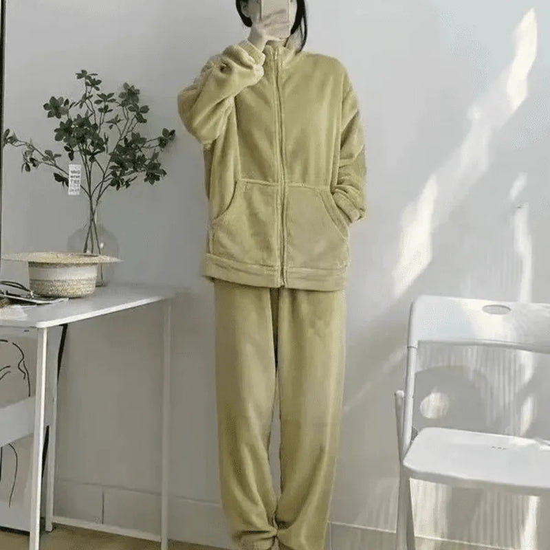 Pijama Feminino De Pelúcia PlushDreams - Conjunto Com Calça e Moletom em Pelúcia Plush De Algodão | Quentinho, Macio e Super Confortável