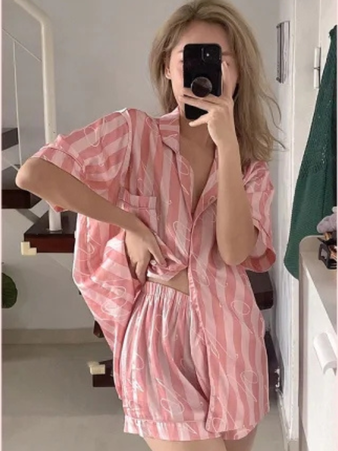 Pijama Feminino Dazzling Nights - Conjunto Shorts e Camisa Manga Curta em Seda Gelo | Toque de Seda Super Confortável