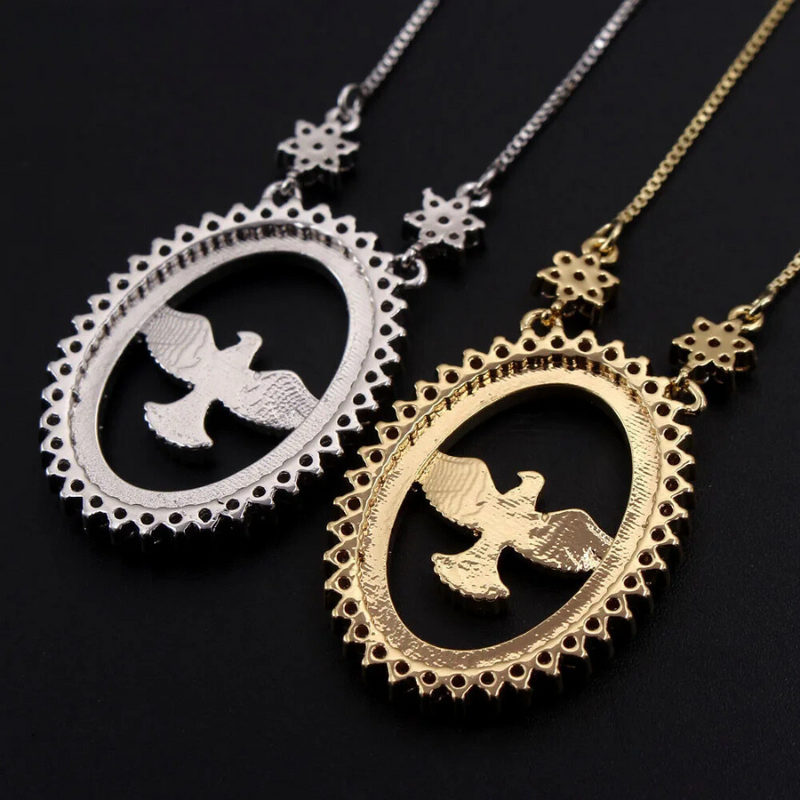 Colar Espirito Santo Cravejado De Cristais e Banhado A Ouro Ou Prata - [COMPRE 1 LEVE 2 + BRINDE]