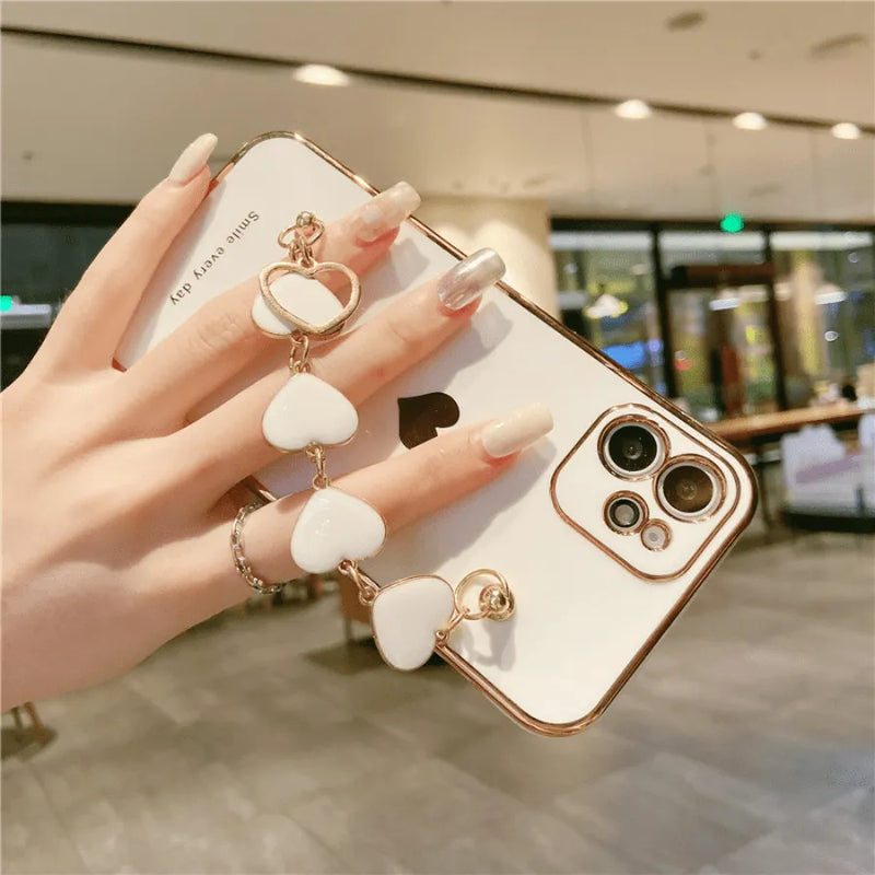 Capinha de Celular para Iphone com Bracelete de Segurança em Corações