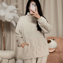 Pijama Feminino De Pelúcia PlushDreams - Conjunto Com Calça e Moletom em Pelúcia Plush De Algodão | Quentinho, Macio e Super Confortável