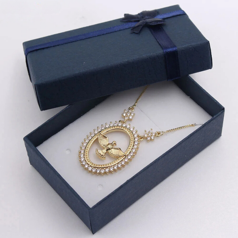 Colar Espirito Santo Cravejado De Cristais e Banhado A Ouro Ou Prata - [COMPRE 1 LEVE 2 + BRINDE]