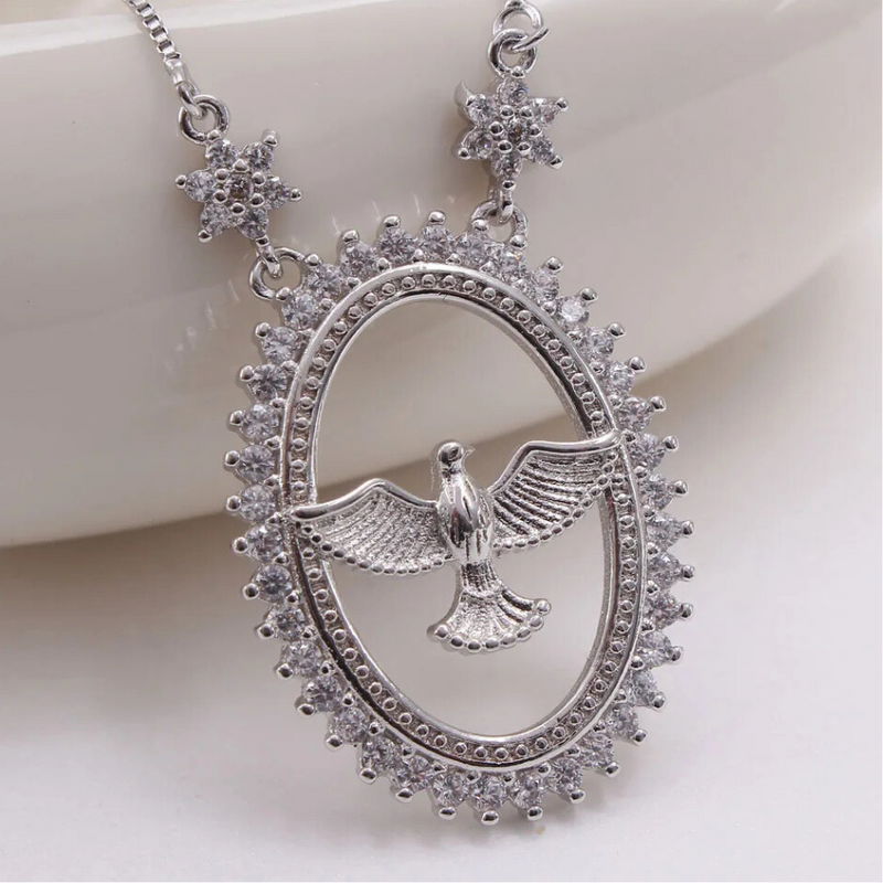 Colar Espirito Santo Cravejado De Cristais e Banhado A Ouro Ou Prata - [COMPRE 1 LEVE 2 + BRINDE]