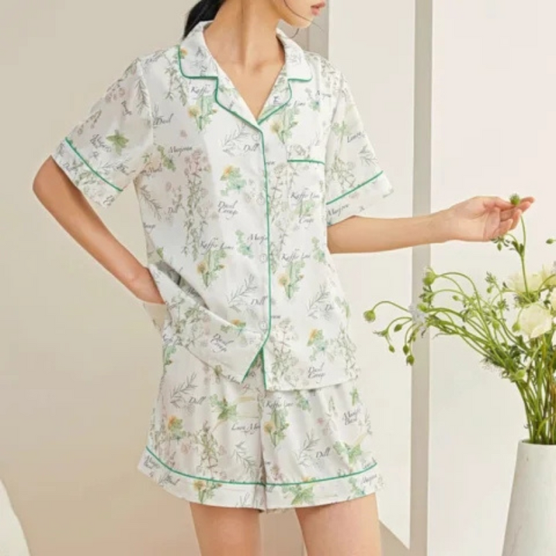 Pijama Feminino Dazzling Nights - Conjunto Shorts e Camisa Manga Curta em Seda Gelo | Toque de Seda Super Confortável