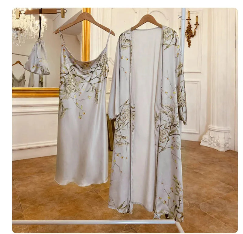 Pijama Feminino WhisperSet Conjunto Camisola e Roupão Longo Em Seda Gelo | Toque De Seda Confortável + Bolsinha De Brinde