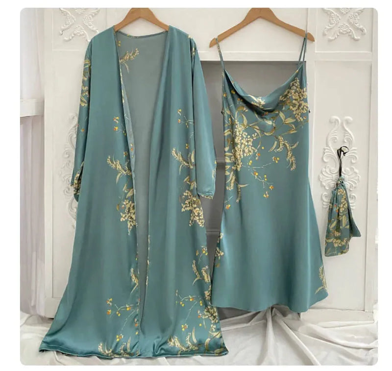 Pijama Feminino WhisperSet Conjunto Camisola e Roupão Longo Em Seda Gelo | Toque De Seda Confortável + Bolsinha De Brinde