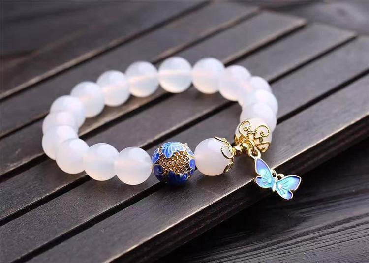Pulseira Ágata Branca com Pingente Borboleta Azul de Crescimento Espiritual