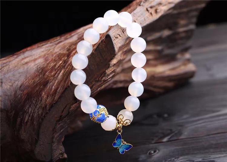 Pulseira Ágata Branca com Pingente Borboleta Azul de Crescimento Espiritual