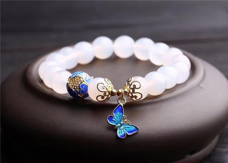 Pulseira Ágata Branca com Pingente Borboleta Azul de Crescimento Espiritual