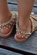 Sandália Rasteira Feminina com Pérolas e Cordão Decorado em Couro Celestial