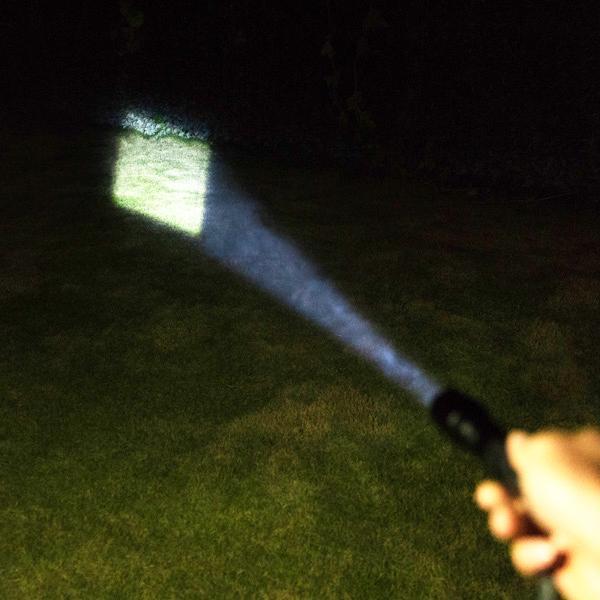 Lanterna Tática Ultra Brilhante com Foco Ajustável