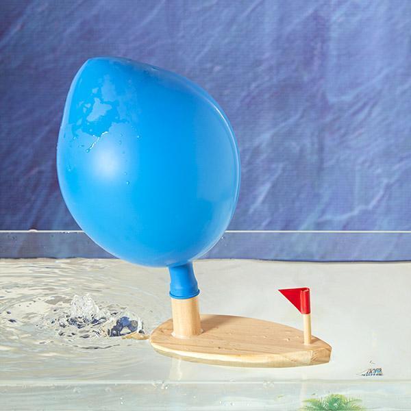 Barco de Madeira e Balão de Brinquedo para Piscina